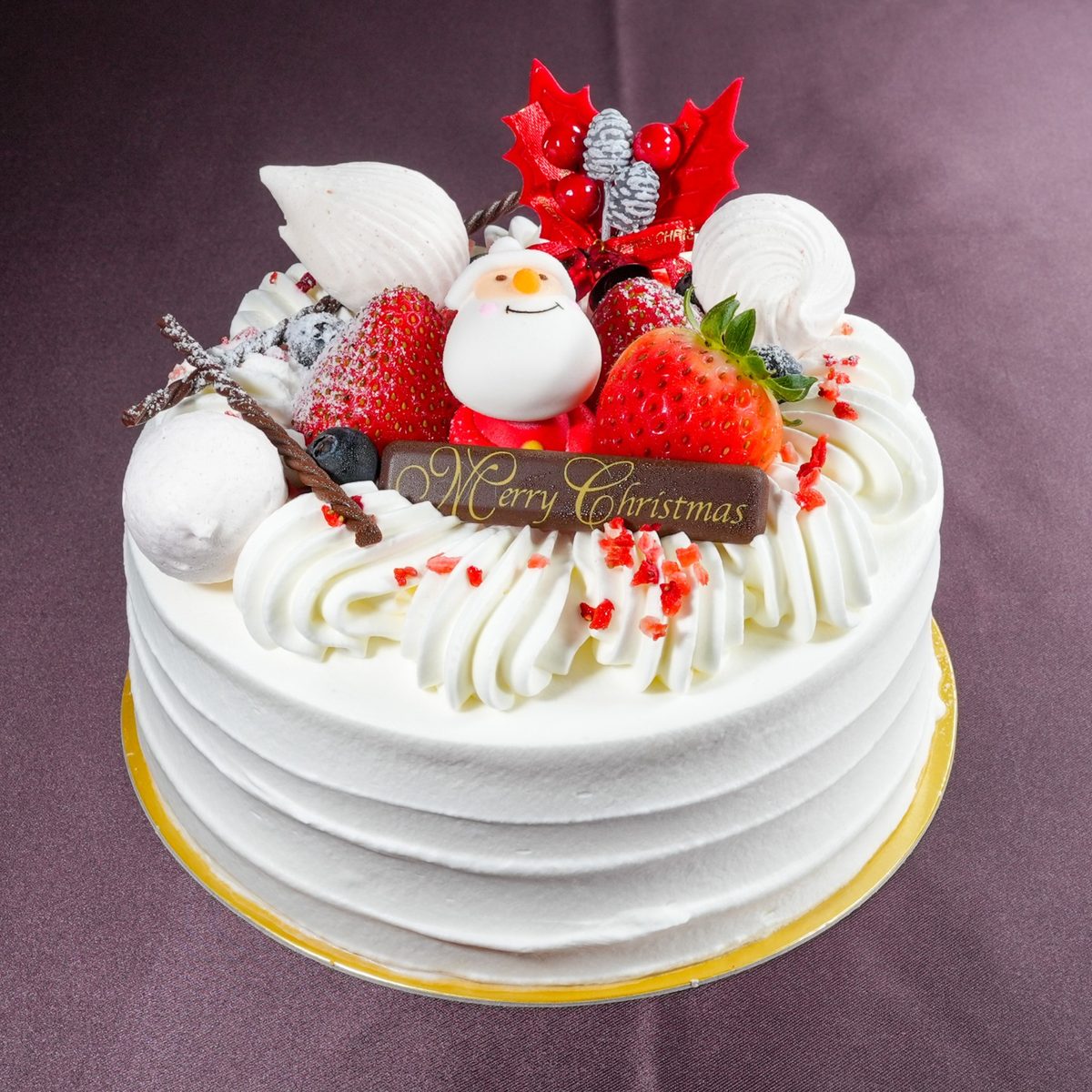 プティスリールの苺と白いクリームで飾ったX’masケーキ