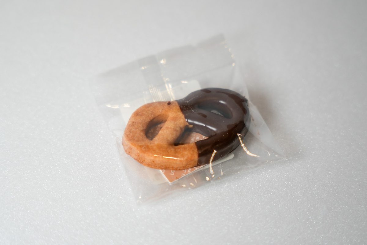 プティスリールのチョコ掛けクッキー（プレーン）